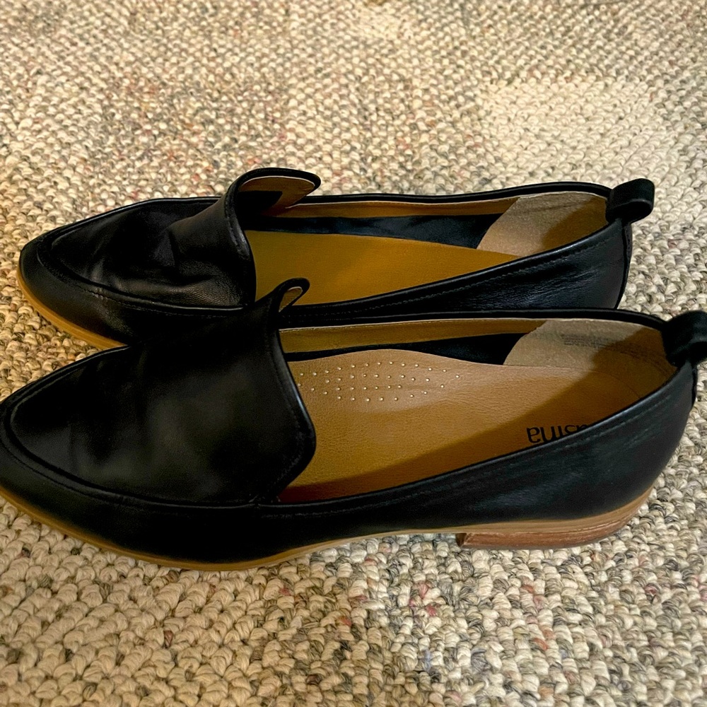 Black womens flats size 8! Great condition